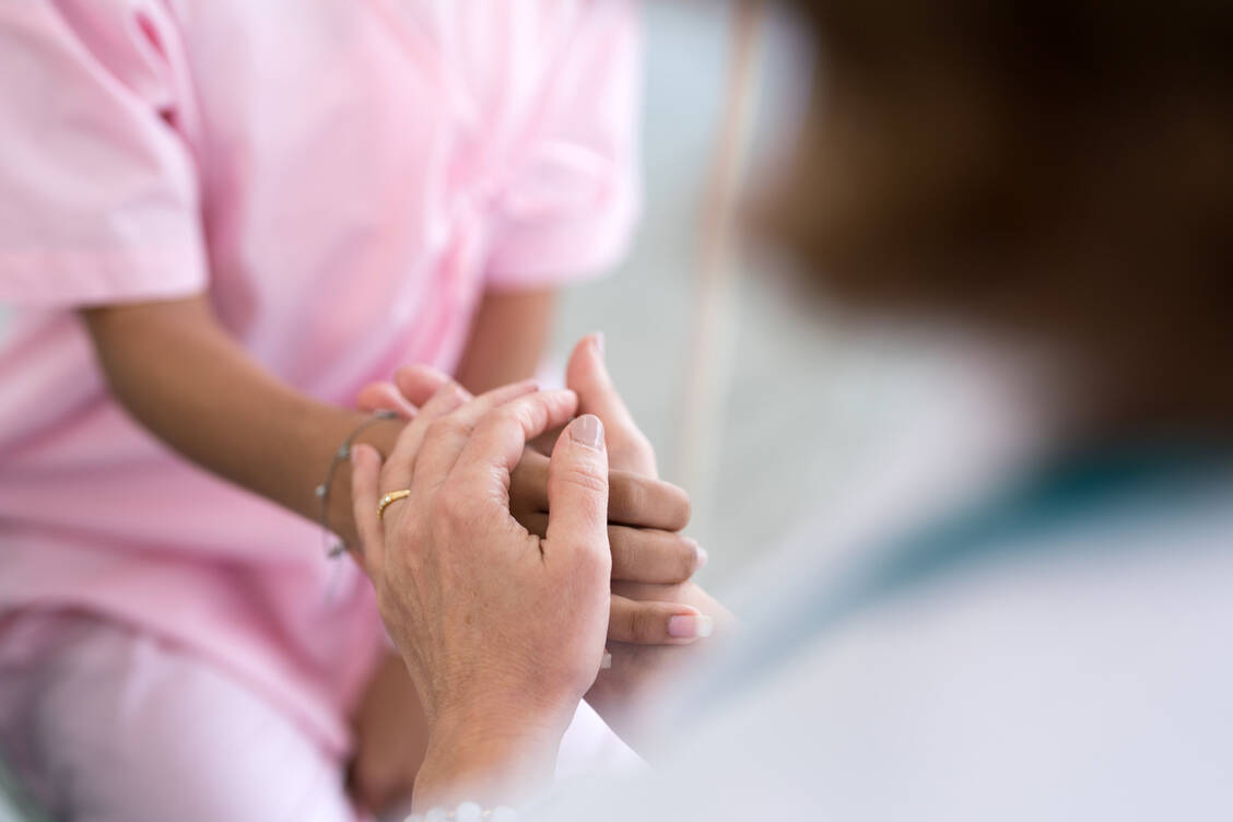In Zukunft wird das große Gebiet der Krebstherapie auch für die Apotheken vor Ort immer wichtiger werden. Die Patienten brauchen gute Erklärungen und Beistand für ihre Therapie. / Foto: Getty Images/thianchai sitthikongsak