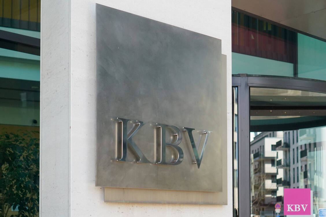 Die KBV weist die Aussagen der Gesundheitsministerin zurück.  / © Imago images/Fotostand