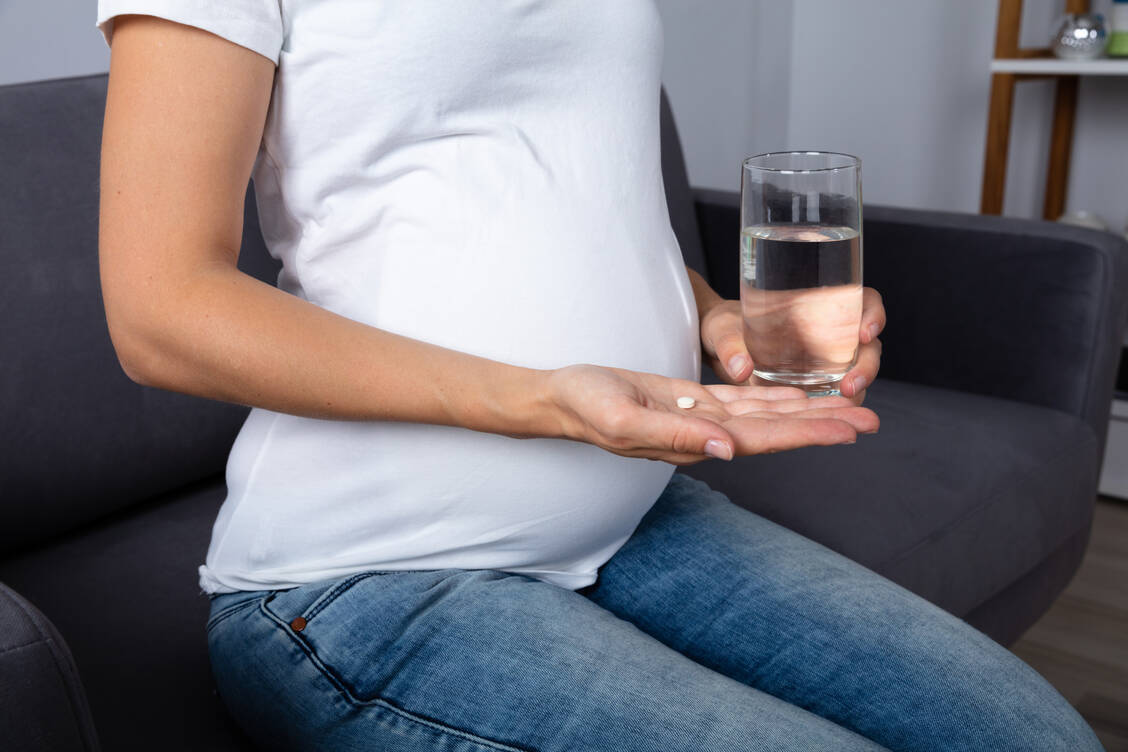 Bei Schwangeren sind Multivitamin-Präparate zunehmend beliebt. Doch auch der Umsatz mit anderen Nahrungsergänzungsmitteln ist in den vergangenen Jahren gestiegen. / Foto: Adobe Stock/Andrey Popov