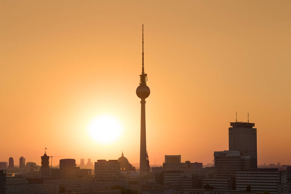 In Deutschland wurden in der letzten Juniwoche Rekordtemperaturen gemessen. Besonders problematisch ist Hitze oft für Bewohner von Großstädten. / © Getty Images/Rafael Dols
