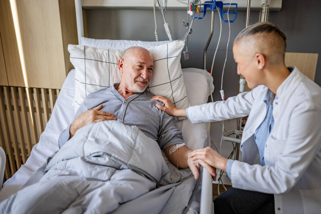 Bispezifische Antikörper stellen für Patienten mit fortgeschrittenen Blutkrebserkrankungen wirksame Therapieoptionen dar. Zahlreiche potenzielle Nebenwirkungen erfordern aber eine intensive Betreuung der Behandelten. / © Getty Images/South_agency