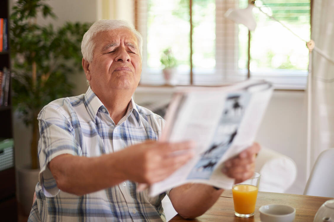 Mit zunehmendem Alter verliert die Augenlinse nach und nach die Fähigkeit zur Akkommodation – das Sehen in der Nähe wird schlechter. Die Arme müssen immer länger ausgestreckt werden, um die Zeitung lesen zu können. / © Getty Images/gpointstudio