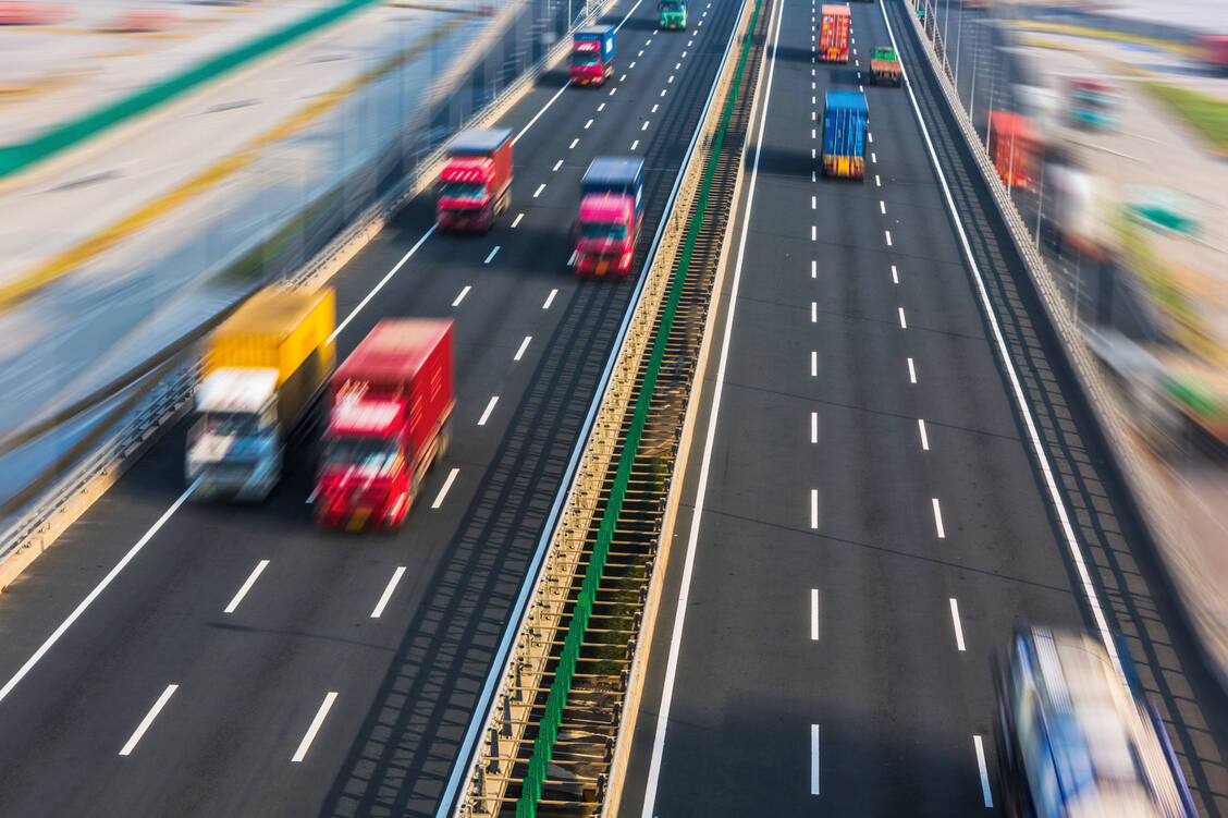 Wenn ein Bundesland den Transport von Impfstoffen aus dem Zentrallager des Bunds mit Drittanbietern organisiert, gibt es nun Geld dafür. / Foto: Fotolia/kalafoto