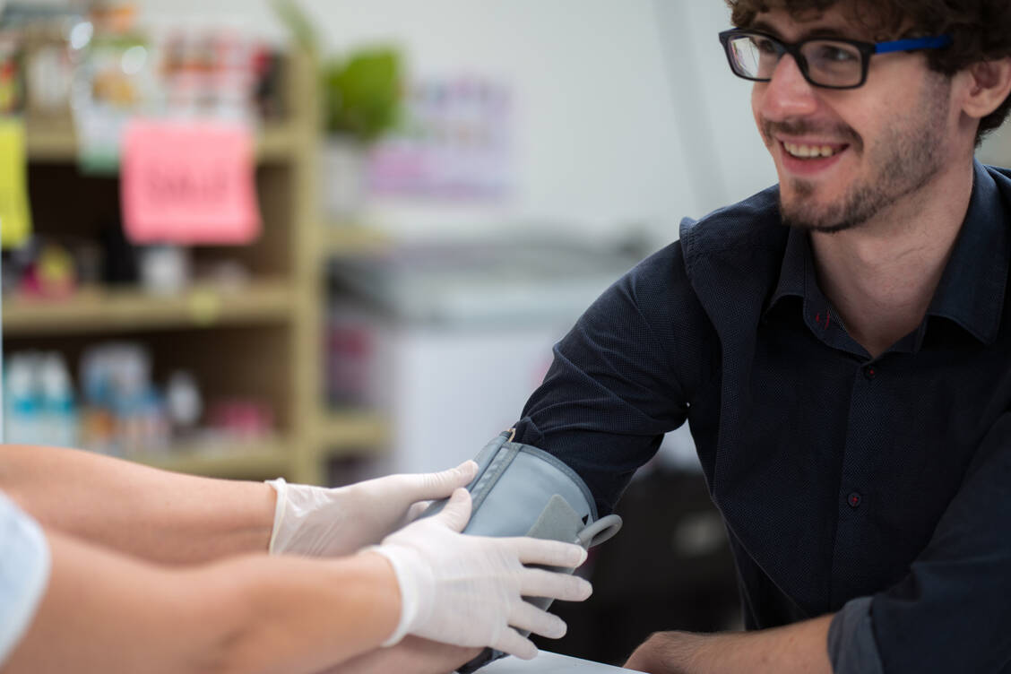 Der niederschwellige Zugang zu Blutdruckmessungen in Apotheken ist laut BPhD ein großer Vorteil für die Patienten. / Foto: Getty Images/Tunvarat Pruksachat