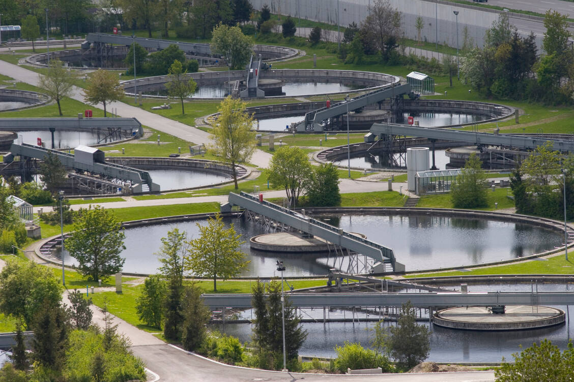 Dass man die RNA des Coronavirus im Abwasser nachweisen kann, haben Forscher schon früh in der Pandemie festgestellt. Mittlerweile sind die Messmethoden so gut geworden, dass manche Experten die Abwasserdiagnostik für ein probates Mittel zur Surveillance halten. / Foto: Adobe Stock/Andreas Prott