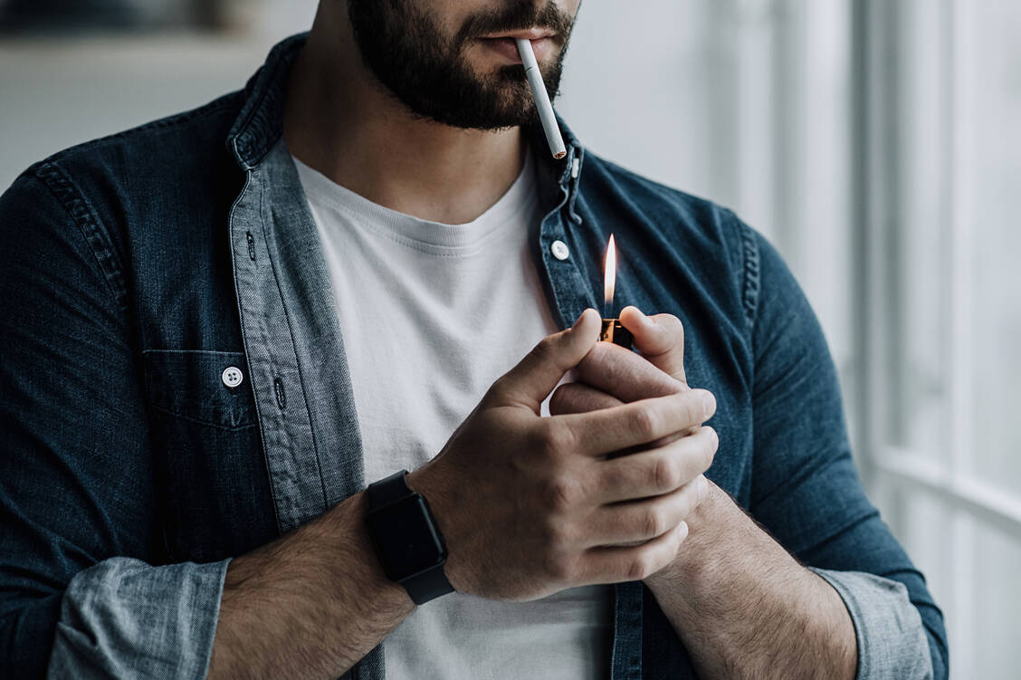 Durch Corona-Stress könnten viele ehemalige Raucher rückfällig geworden sein, meint der Leiter der Debra-Studie. / Foto: Adobe Stock/Prostock-studio