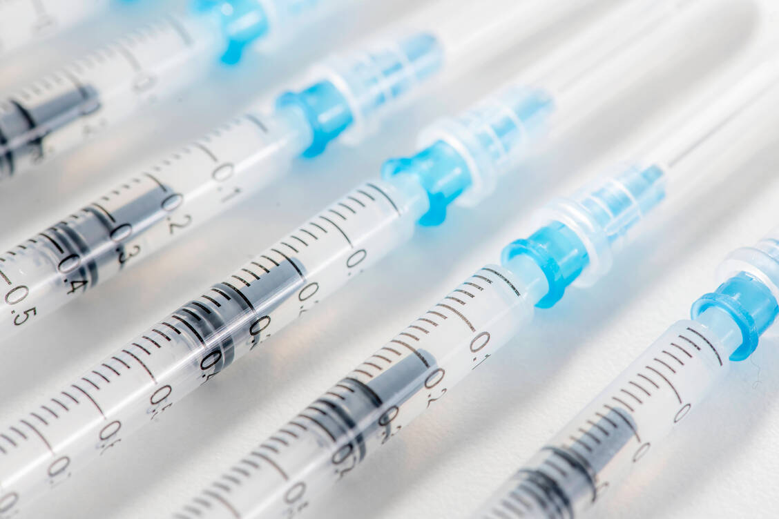 Die zweiten Booster-Impfungen könnten bald starten: Ab 5. September sollen die neuen an Coronavirus-Varianten angepassten Impfstoffe von Arztpaxen und Impfzentren bestellt werden können. / Foto: IMAGO/Wolfgang Maria Weber