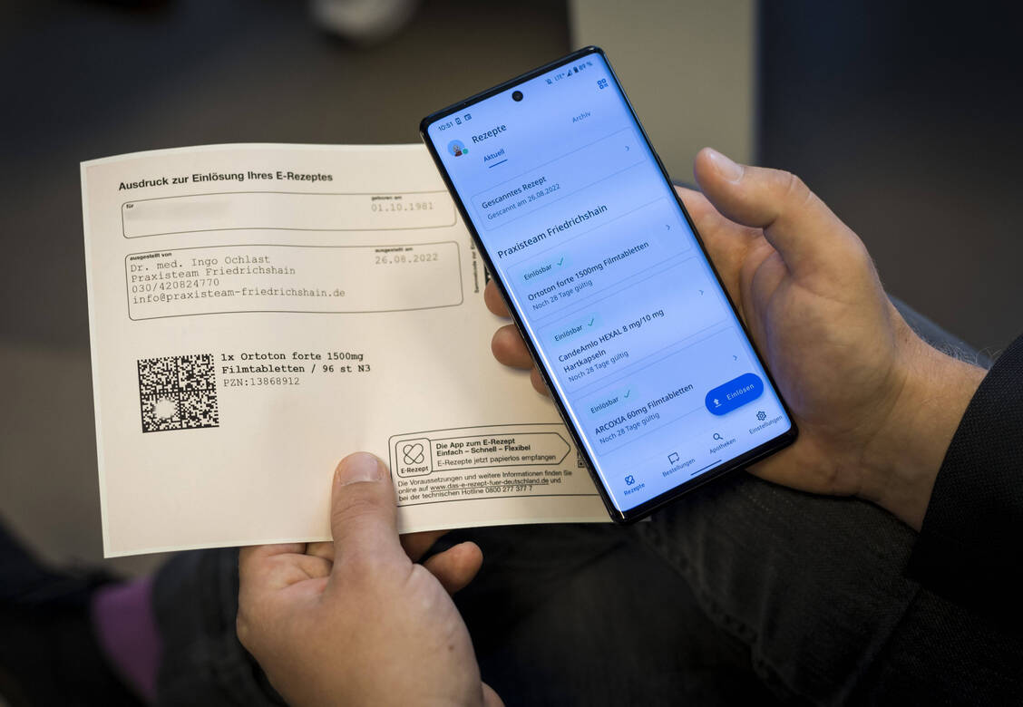 Mit der E-Rezept-App der Gematik sollen Versicherte künftig digitale Verordnungen einscannen können. / Foto: IMAGO/photothek