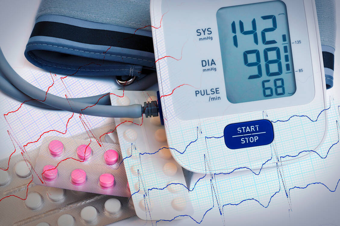 Lässt sich der Blutdruck trotz der Einnahme von mindestens drei blutdrucksenkenden Arzneistoffen verschiedener Klassen nicht auf Werte unterhalb von 140 zu 90 mm Hg senken, spricht man von therapieresistentem Bluthochdruck. / Foto: Getty Images/asadykov