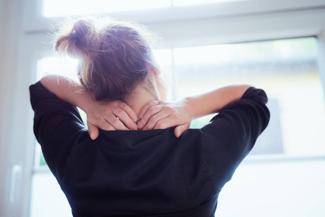 Einfache Übungen wie Schultern kreisen oder »Äpfel pflücken« sind einfach und jederzeit in den Alltag einbaubar. / Foto: Getty Images/Guido Mieth