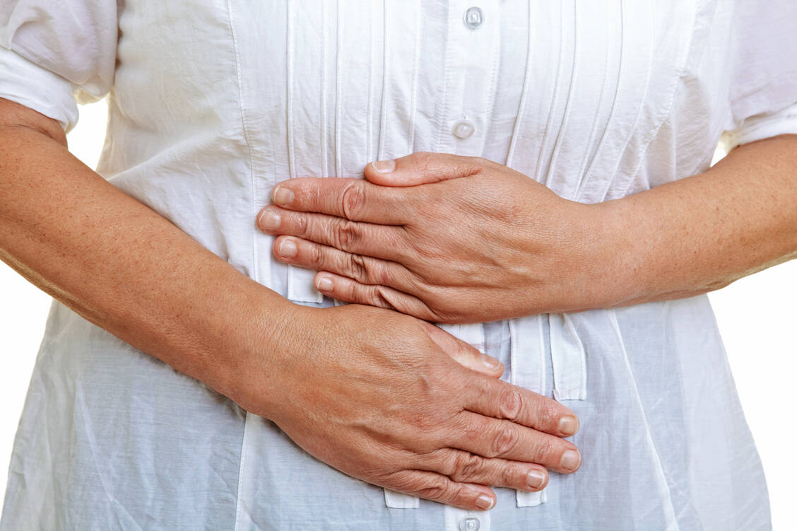 Oberbauchschmerzen können auf einen Herzinfarkt zurückgehen, werden aber häufig als Magenverstimmung fehlgedeutet. / Foto: Fotolia/Robert Kneschke
