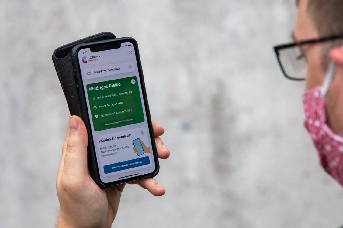 Insgesamt gab es nach Angaben der App-Macher gut neun Millionen Menschen, die nach einem positiven Test mithilfe der App mehr als 270 Millionen Warnungen ermöglichten. / Foto: Adobe Stock/ Soeren Sprenger