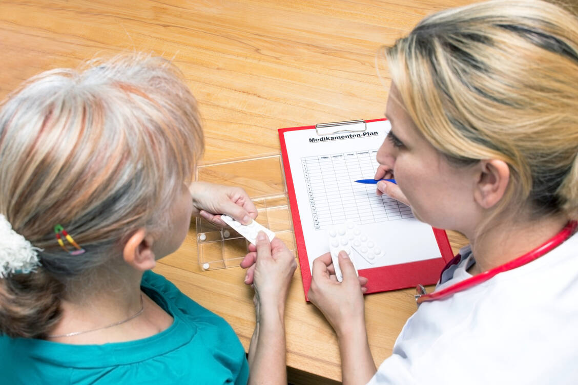 Patienten mit Leberzirrhose bekommen oft viele Medikamente. Doch diese können auch nierentoxisch wirken. / Foto: Adobe Stock/tibanna79