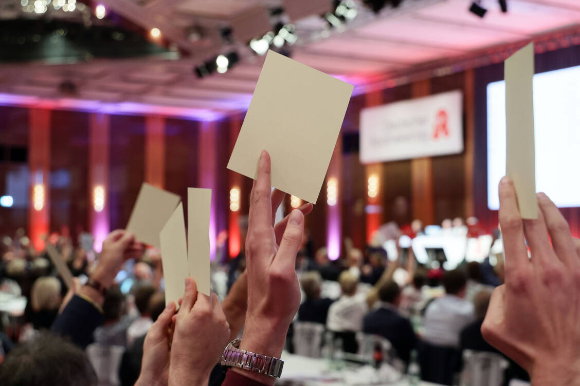 Engagierte Diskussionen und klare Abstimmungen zum Apothekennotdienst / Foto: Alois Mueller
info@amfotos.com