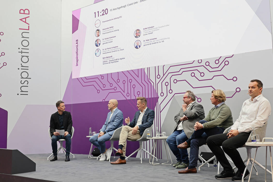 Diskutierten über die bisherigen Erfahrungen mit dem Card-Link-Verfahren: Moderator Alexander Müller (PZ-Chefredakteur), Peter Schreiner (gesund.de), Florian Fuhrmann (Gematik), Detlef Hühnlein (Epotheke), Jan-Florian Schlapfner (IhreApotheken.de) und Björn Behrendt (Gedisa). / © PZ/Alois Müller