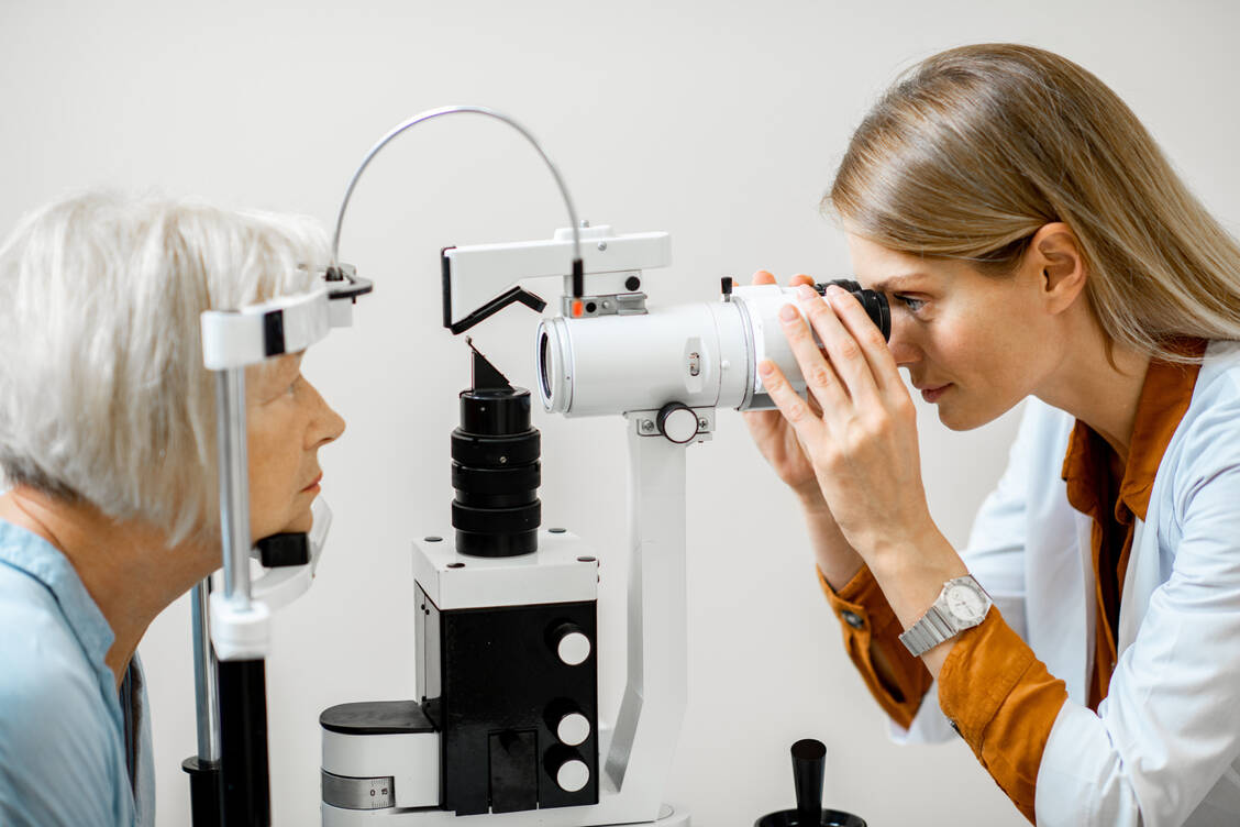 Patienten mit Bluthochdruck sollten einmal jährlich die Augen kontrollieren lassen. / © Adobe Stock/rh2010