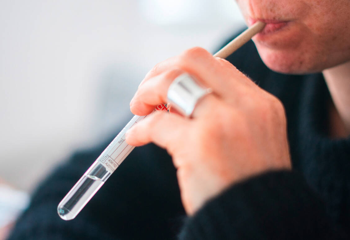 Gurgeltests werden derzeit in Österreich bereits von Laien angewendet. In Deutschland kommen solche Selbsttests erst in den kommenden Wochen auf den Markt. / Foto: picture alliance / GEORG HOCHMUTH / APA / picturedesk.com