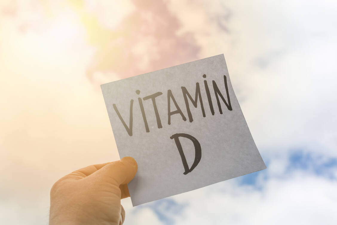 Eine gute Vitamin-D-Versorgung kann man am besten durch die Eigensynthese der Haut erreichen, sagt das BfR und rät zu körperlicher Bewegung im Freien. / Foto: Adobe Stock/Alrandir