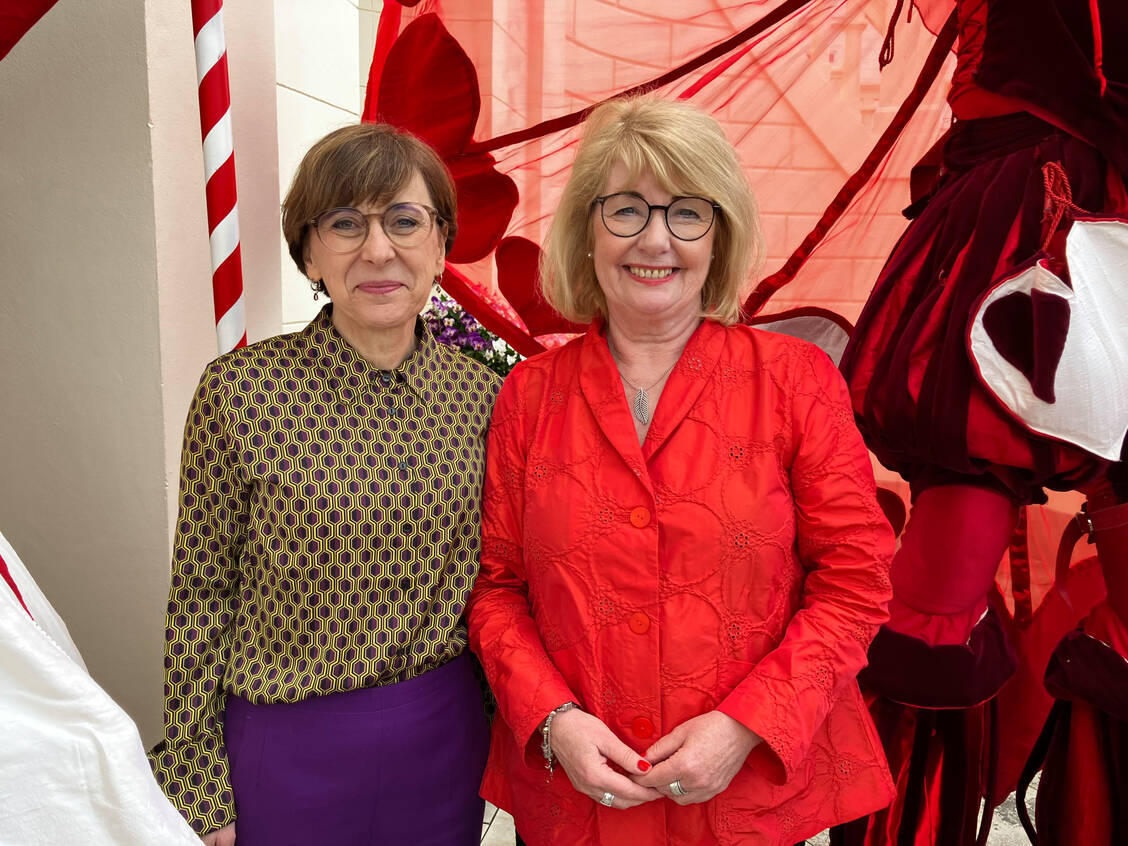 Kammerpräsidentin Cathrin Burs (links) begrüßte Staatsekretärin Christine Arbogast zur Feier anlässlich des 125. Jubiläums der Apothekerkammer Niedersachsen. / © PZ/Daniela Hüttemann