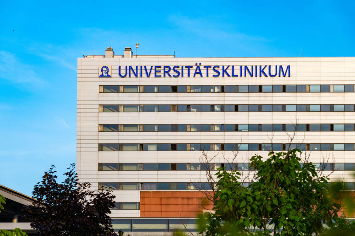 Vier deutsche Passagiere der »Hondius« wurden zunächst in der Uniklinik Frankfurt am Main behandelt und kehrten dann in ihre Heimatorte zurück. Keiner von ihnen zeigt Symptome.  / © Getty Images/Victor Golmer