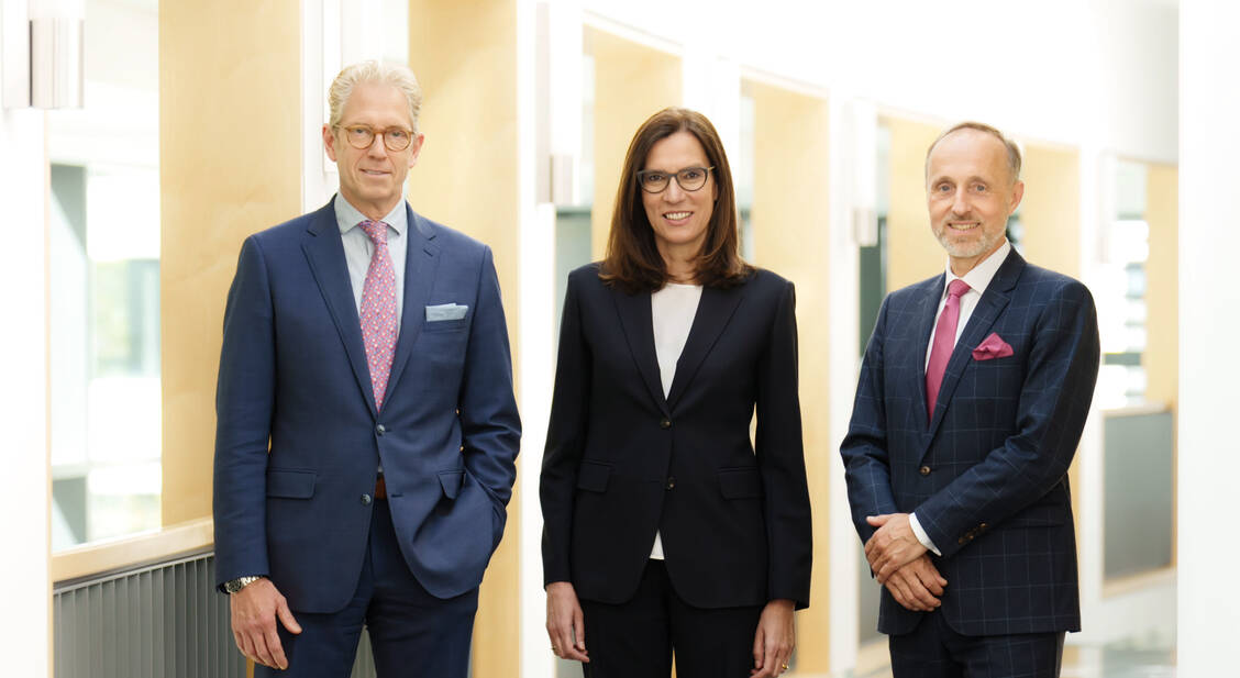 Testungen und venöse Blutabnahme  in Apotheken – das stößt beim KBV-Vorstand auf entschiedene Ablehnung (v.l.  Andreas Gassen, Sibylle Steiner und Stephan Hofmeister). / © axentis.de / Lopata
