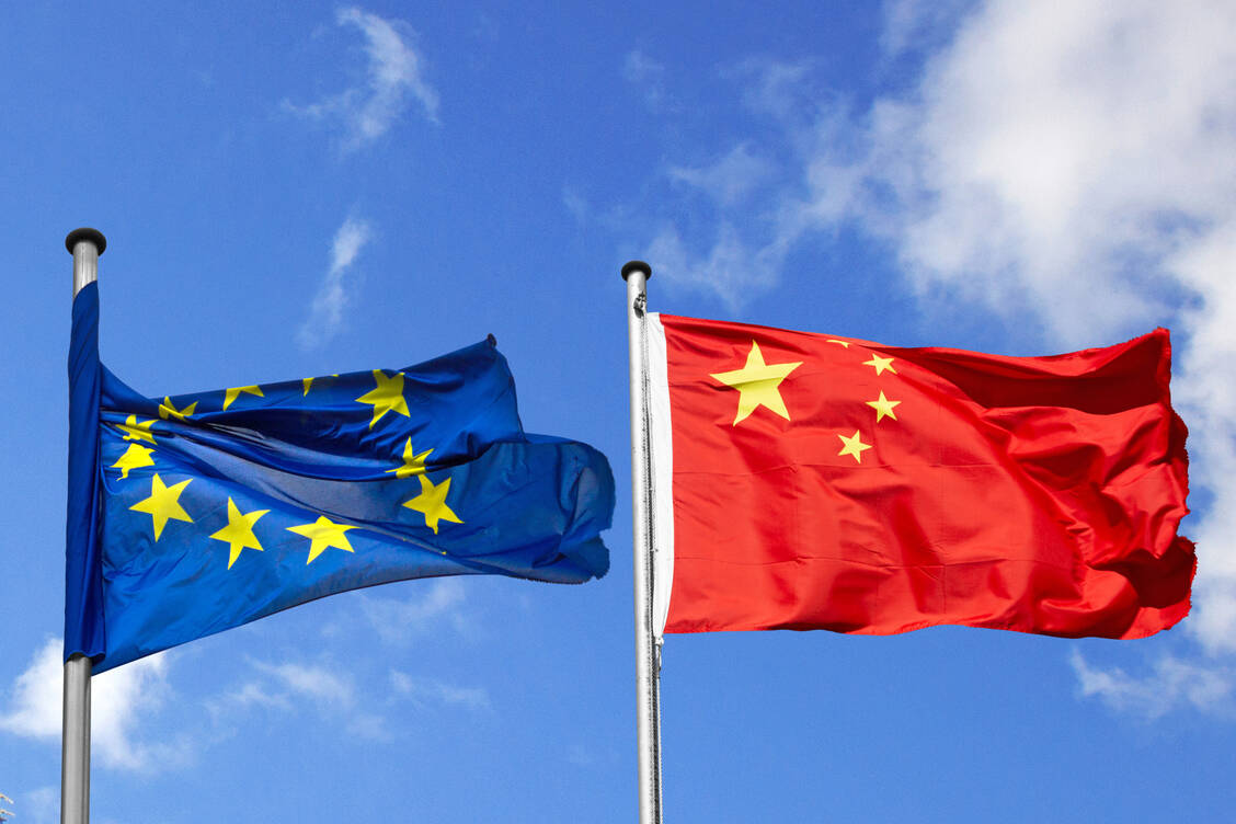 Deutsche Industrieunternehmen sehen sich in immer mehr Branchen wachsender Konkurrenz aus China gegenüber – von Autos über Maschinenbau bis zur Chemie. / © Adobe Stock/hkama