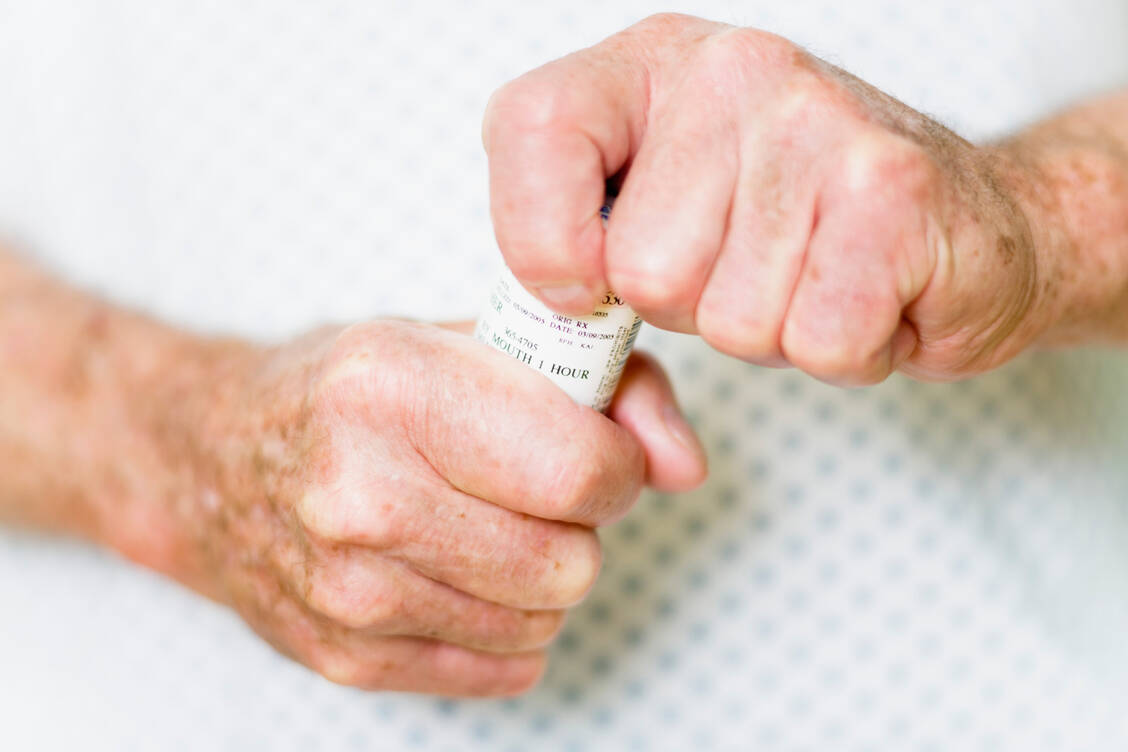 Bei Parkinson-Patienten sprechen häufig mehrere Gründe gegen den Austausch ihres gewohnten Präparats, vor allem die mitunter schwankende Bioverfügbarkeit, aber zum Beispiel auch, ob sie mit der Verpackung klarkommen (Symbolbild). / Foto: Getty Images/Fuse