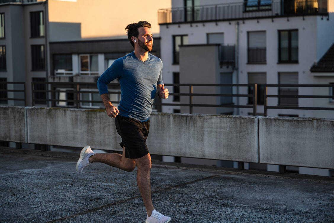 Um das Risiko für einen Vitamin-D-Mangel bei Läuferinnen und Läufern einzuschätzen, kann das Apothekenteam zum Beispiel nach den Trainingsgewohnheiten fragen, um die Sonnenexposition abzuschätzen. / © Getty Images/Westend61/Uwe Umstätter