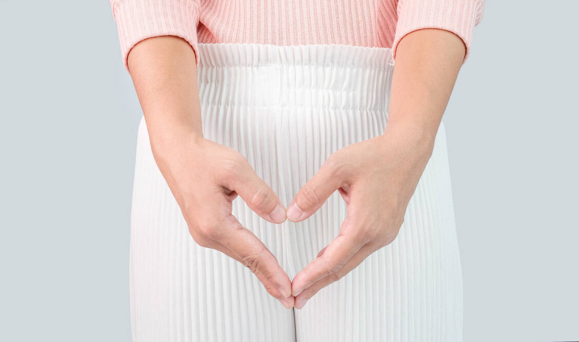 Erkrankungen im Intimbereich sind für viele Frauen ein absolutes Tabuthema. Deshalb schieben sie klärende Arztgespräche häufig auf. Doch Schmerzen an der Vulva erfordern eine passgenaue und meist kontinuierliche Therapie. / Foto: Getty Images/Teerasak1988