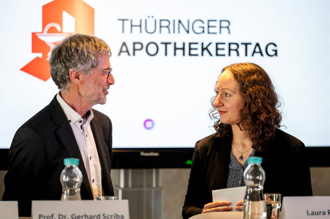 Professor Dr. Gerhard Scriba im Gespräch mit Moderatorin Laura Rudolph / Foto: © Jacob Schröter 