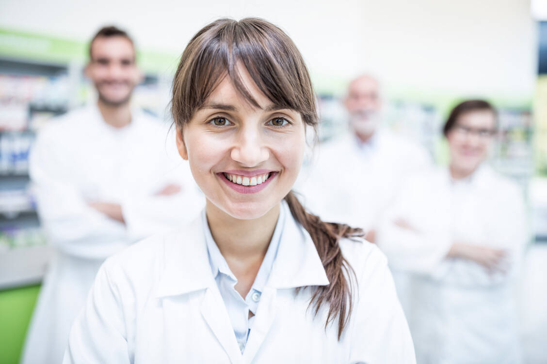 Dem Patienten ist geholfen, das Team hat etwas gelernt, die Apotheke findet motivierten Nachwuchs – alles Gründe, um die erweiterte Medikationsberatung anzubieten. / Foto: Getty Images/Westend61