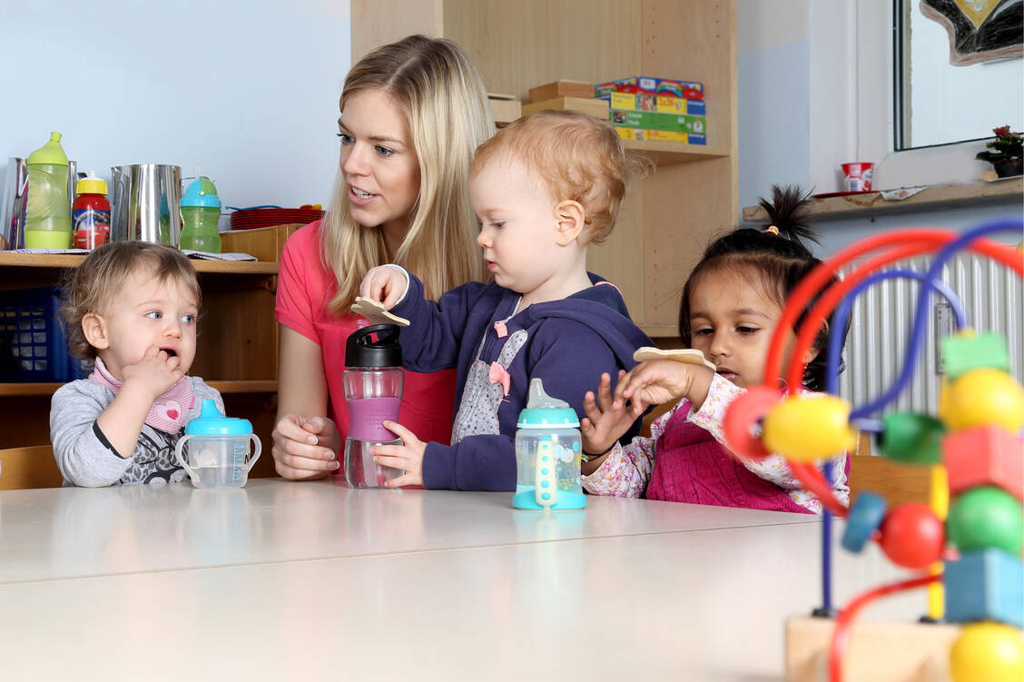 Schwangere Frauen, die keinen Antikörperschutz vor Zytomegalieviren haben, sollten beim Kontakt mit Kleinkindern auf gute Hygiene achten. Infizierte Kinder sind häufig symptomlos, können die Viren über Körperflüssigkeiten jedoch weitergeben. / Foto: Adobe Stock/RioPatuca Images