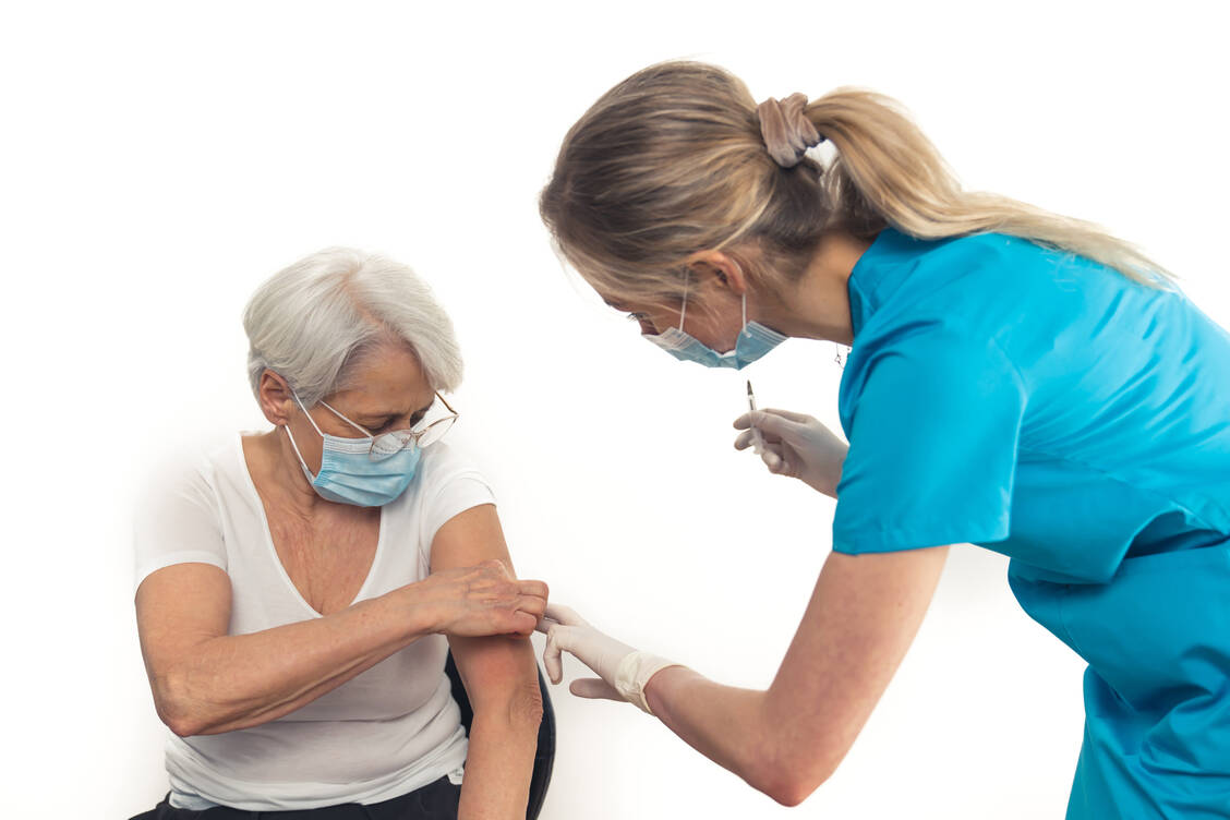 Wegen der höheren Wirksamkeit sollen Seniorinnen und Senioren künftig im Regelfall Hochdosis-Impfstoff gegen Grippe erhalten. Bei Lieferengpässen sind Ausnahmen möglich. / Foto: Adobe Stock/PoppyPix