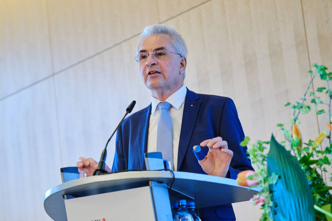 »An einer deutlichen Anhebung der Vergütung für rezeptpflichtige Arzneimittel führt kein Weg vorbei«, sagte der BAV- sowie DAV-Vorsitzende Hans-Peter Hubmann (hier ein Archivbild). / Foto: PZ/André Wagenzik