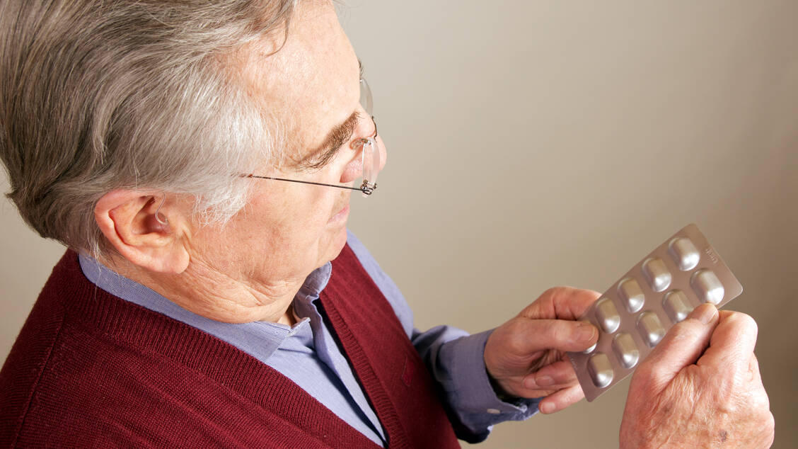 Wer jahrelang Medikamente mit hoher anticholinerger Potenz einnehmen muss, hat ein erhöhtes Demenzrisiko. / Foto: Adobe Stock/Peter Maszlen