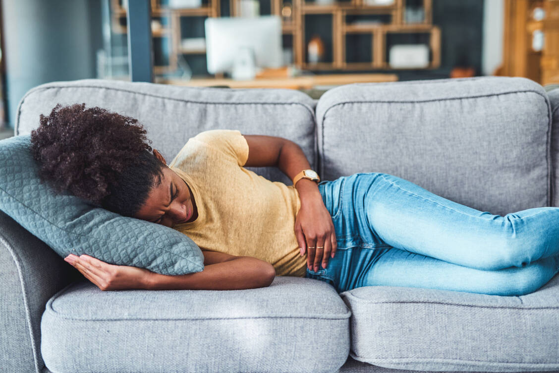 Die Tage vor den Tagen sind für Frauen mit prämenstruellem Syndrom mitunter sehr unangenehm.  / © Getty Images/Moyo Studio