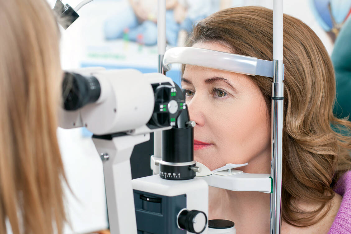 Die Augenärzte fordern, dass Krankenkassen regelmäßige Vorsorgeuntersuchungen in Bezug auf das Glaukom ab dem 40. Lebensjahr bezahlen. / Foto: Fotolia/YakobchukOlena