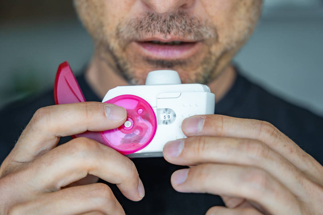 Jedes Inhalations-Device funktioniert unterschiedlich. Eine gründliche Schulung von Patienten in der korrekten Anwendung ist daher wichtig. Sie kann als pharmazeutische Dienstleistung angeboten werden. / © Adobe Stock/dtatiana