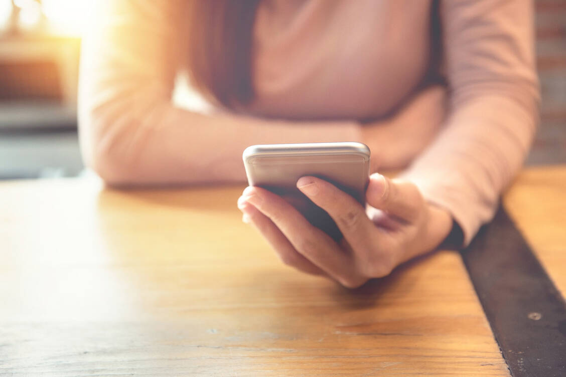 Eine App soll die Meldung von Nebenwirkungen nach der Covid-19-Impfung erleichtern und auch die Teilnahme an einer Studie des Paul-Ehrlich-Instituts ermöglichen. / Foto: Adobe Stock/oatawa