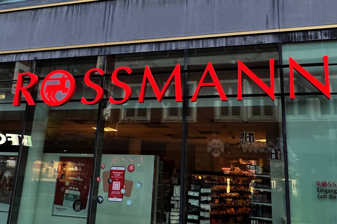 Nach dm will nun auch der Drogeriekonzern Rossmann in den OTC-Versand einsteigen. / © Imago/Jan Huebner
