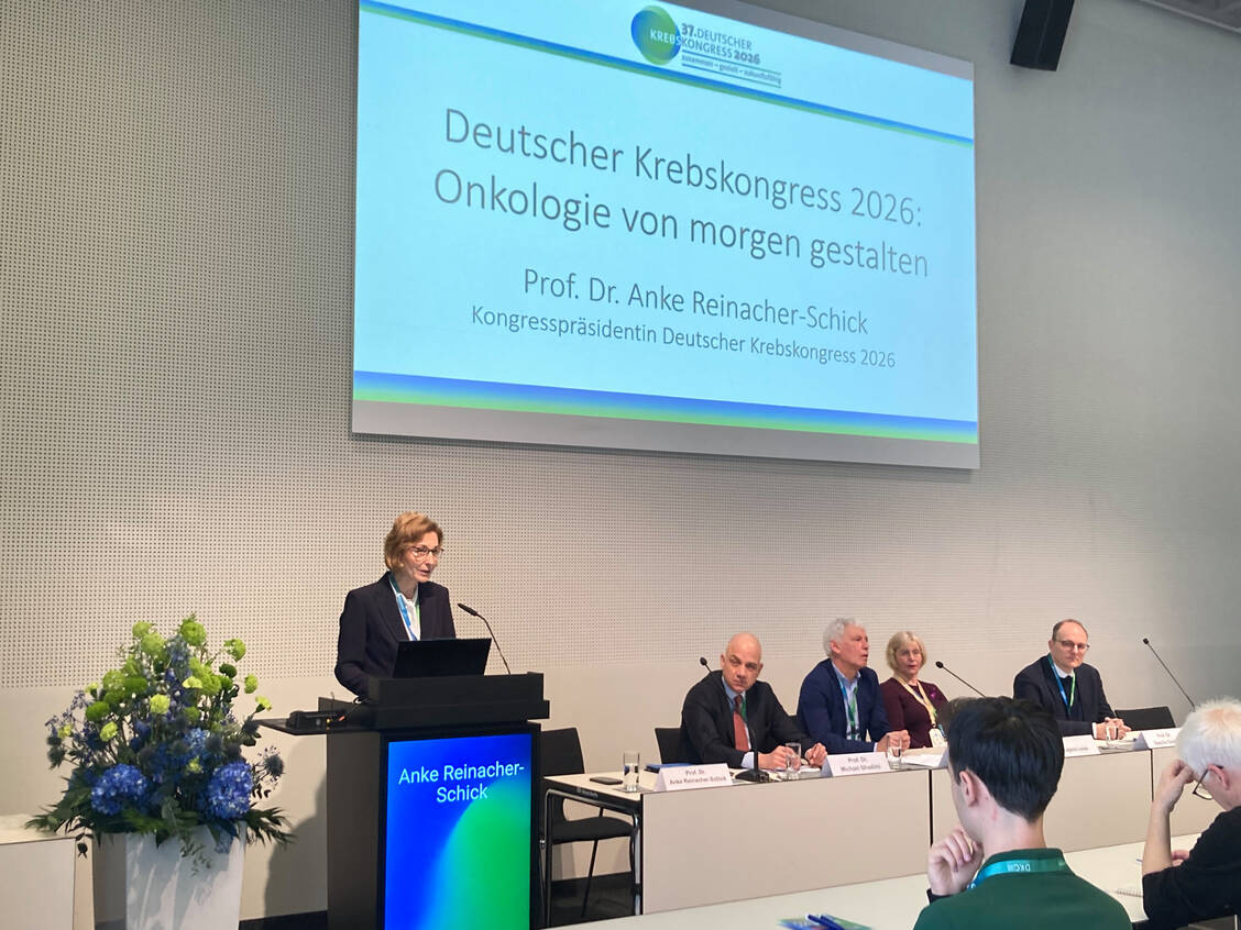 Bei der Eröffnungspressekonferenz sprach unter anderem Kongresspräsidentin Professor Dr. Anke Reinacher-Schick. / © PZ/Laura Rudolph