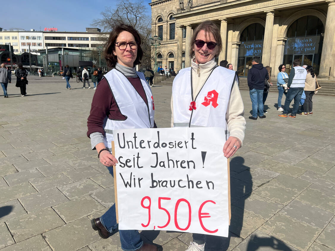 Die Apothekerinnen Sabine Freter und Bärbel Gollnick arbeiten aus Buxtehude machten ihren Forderungen Luft. / © PZ/Höhn