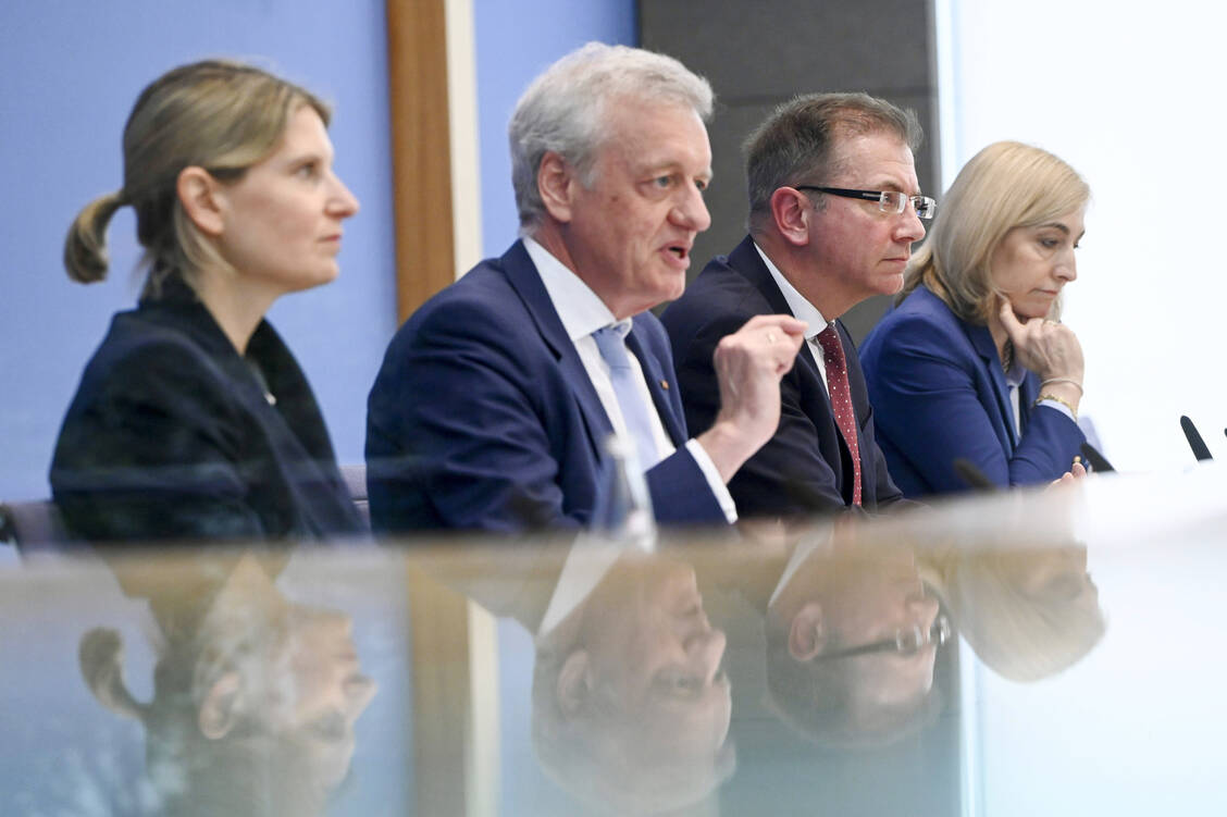 Die Finanzkommission Gesundheit – hier Professorin Leonie Sundmacher, Professor Ferdinand Gerlach, Professor Wolfgang Greiner (v.l.) – sieht bislang vergleichsweise wenig Sparpotenzial bei den Kassen selbst. Die Kassenanzahl soll jetzt noch einmal auf den Prüfstand. / © Imago/Breuel-Bild