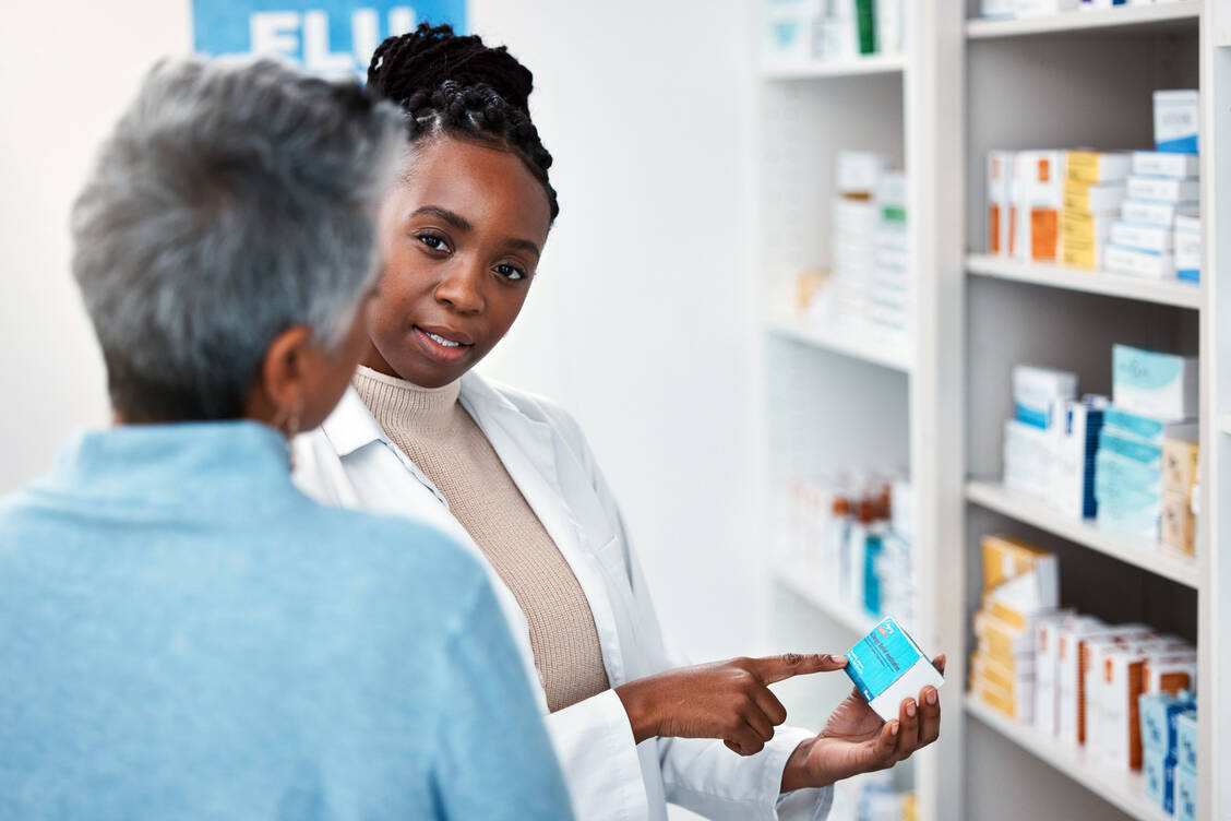 Strukturiert und einfühlsam beraten: Das ist besonders wichtig bei heiklen Themen wie einer Herpes-Erkrankung. / © Shutterstock/PeopleImages