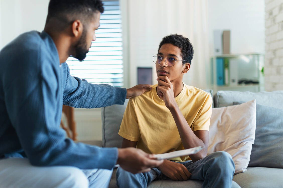 Pubertätsblocker werden nach sorgfältiger Abwägung bei transgeschlechtlichen Kindern und Jugendlichen eingesetzt, die sich unsicher über ihre geschlechtliche Identität sind. In England dürfen sie jedoch bald nur noch in klinischen Studien zum Einsatz kommen. / Foto: Getty Images/Halfpoint Images