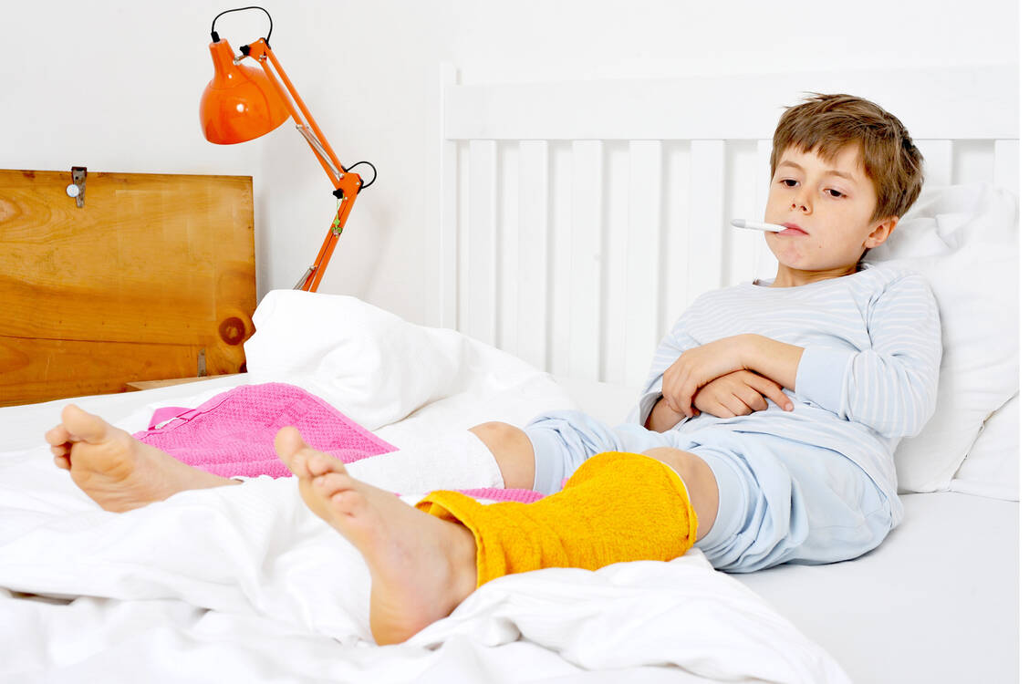 Nur weil die Kinderkrankentage aufgebraucht sind, ist ein fieberndes Kind nicht gesund, sagt die Linke-Sozialpolitikerin Lena Saniye Güngör. / © Adobe Stock/photophonie