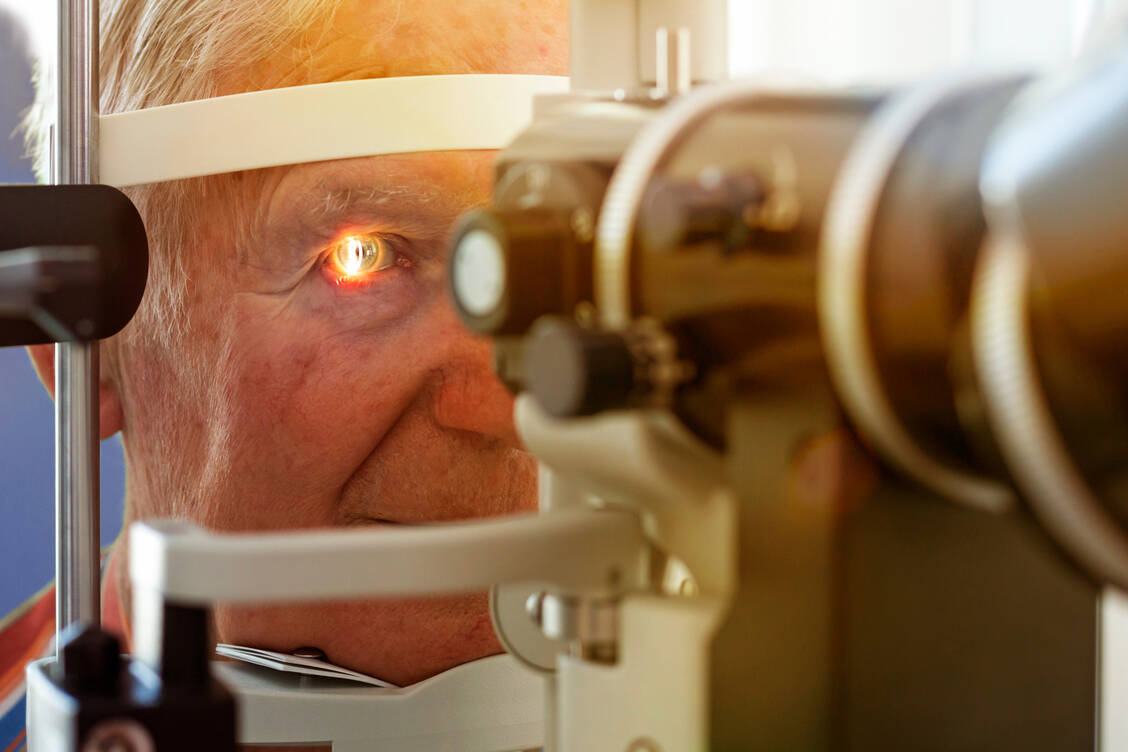 Die trockene AMD verläuft meist langsam und die Seheinschränkungen sind zunächst gering. Wenn im weiteren Verlauf aber das Zentrum der Makula betroffen ist, ist das Sehvermögen sehr stark eingeschränkt. / Foto: Adobe Stock/mmphoto