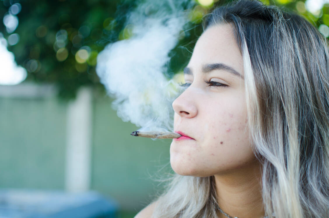 Werden auch Jugendliche mehr kiffen, wenn Cannabis zu Genusszwecken für Erwachsene legalisiert wird? Das lässt sich schwer voraussagen. / Foto: Getty Images/Mayara Klingner/EyeEm