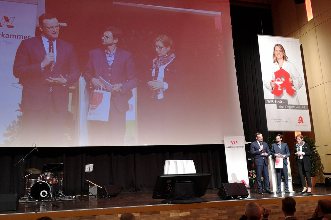 Bundesgesundheitsminister Jens Spahn im Gespräch mit Kammerpräsidentin Gabriele Regina Overwiening und Moderator Ralph Erdenberger. / Foto: PZ/Daniela Hüttemann