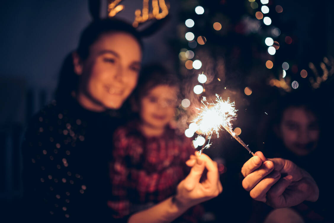 Stress- und verletzungsfrei ohne Knallerei: Sind Kinder anwesend, steht der Sicherheitsaspekt an Silvester im Vordergrund. / Foto: Getty Images/RgStudio